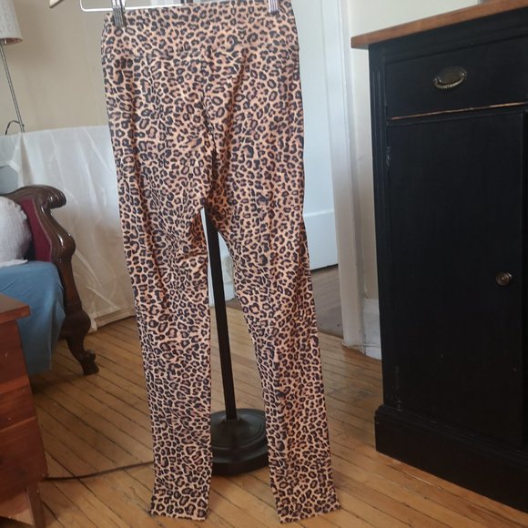 2/$40 Liquido leopard print stretchy leggings - Picture 3 of 9